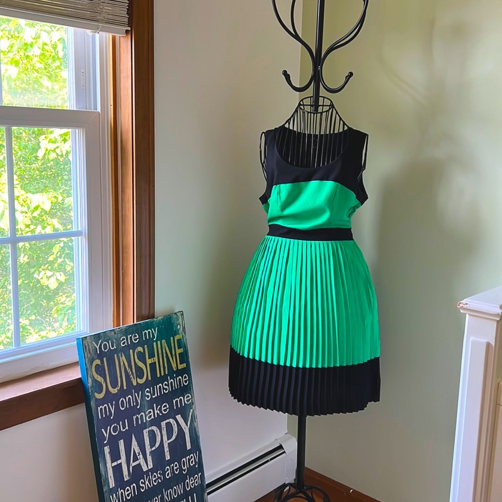 Green & black pleated dress. Size small.